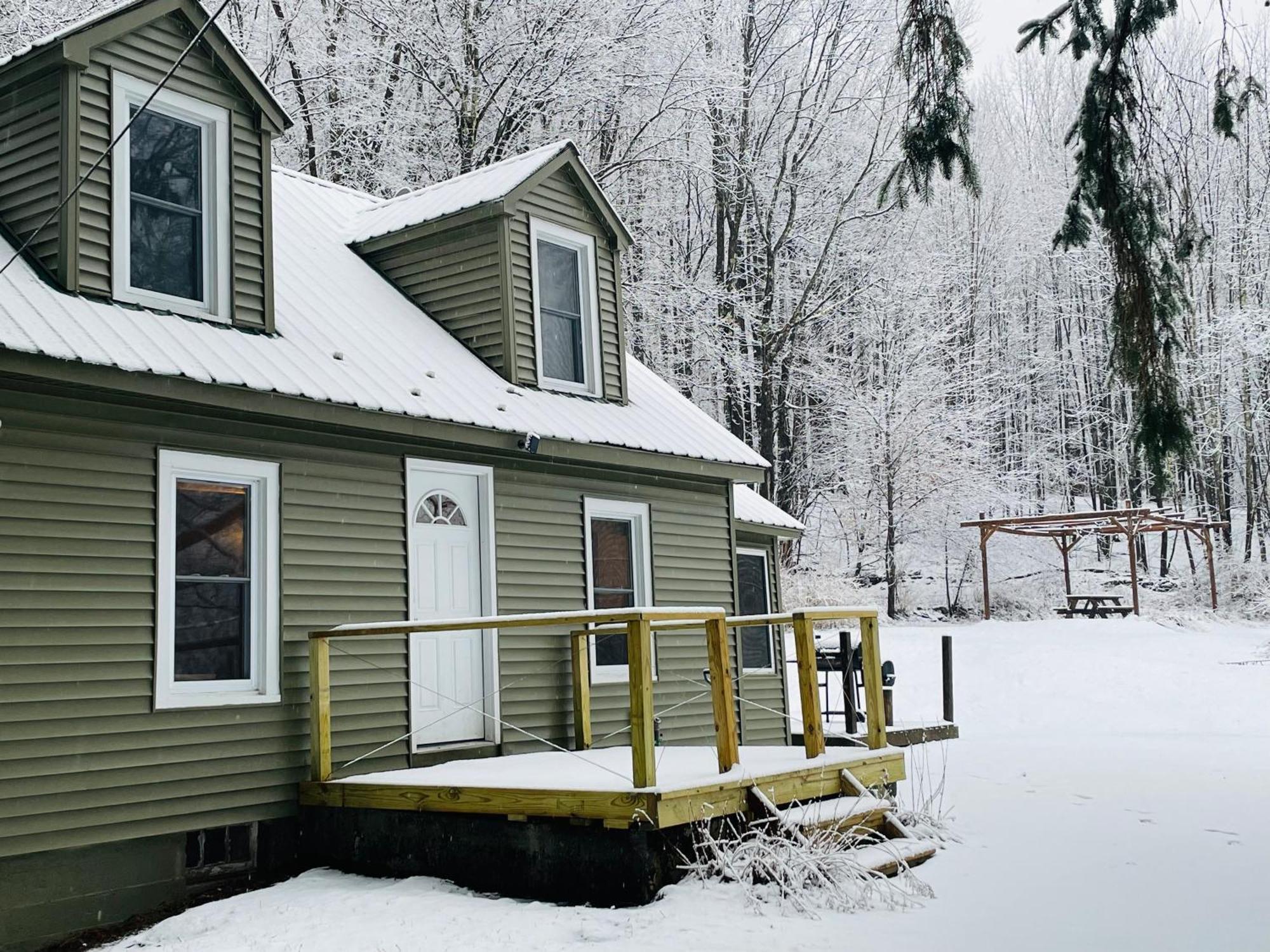 Cozy Cottage With Jacuzzi And Fire Pit And Reading Nook! Livingston Manor Экстерьер фото